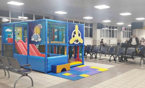 Подарок для юных пассажиров. Детская игровая зона открылась в международном аэропорту Сургута