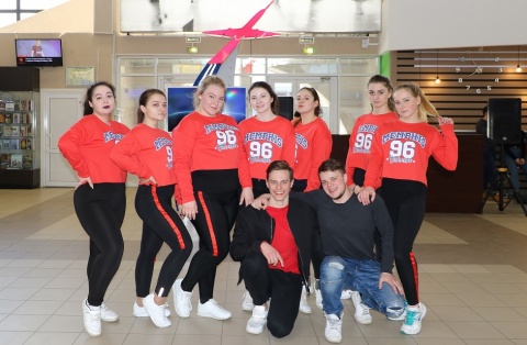 В полёте творчества:  аэропорт Сургута отметил свой день рождения ярким флешмобом