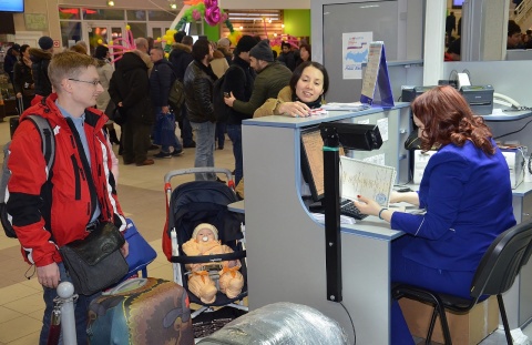Международный женский день в аэропорту Сургута: поздравления, подарки и отличное настроение
