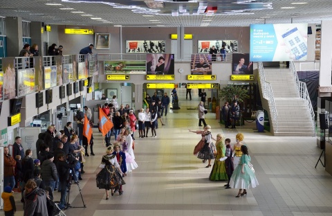 В аэропорту Сургута открылась  фотовыставка к Международному дню театра