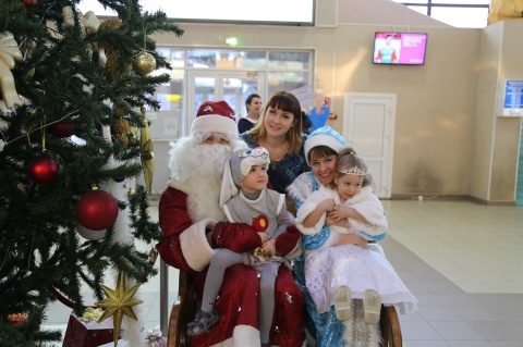 ОАО «Аэропорт Сургут» поздравил детей с  наступающим Новым годом!